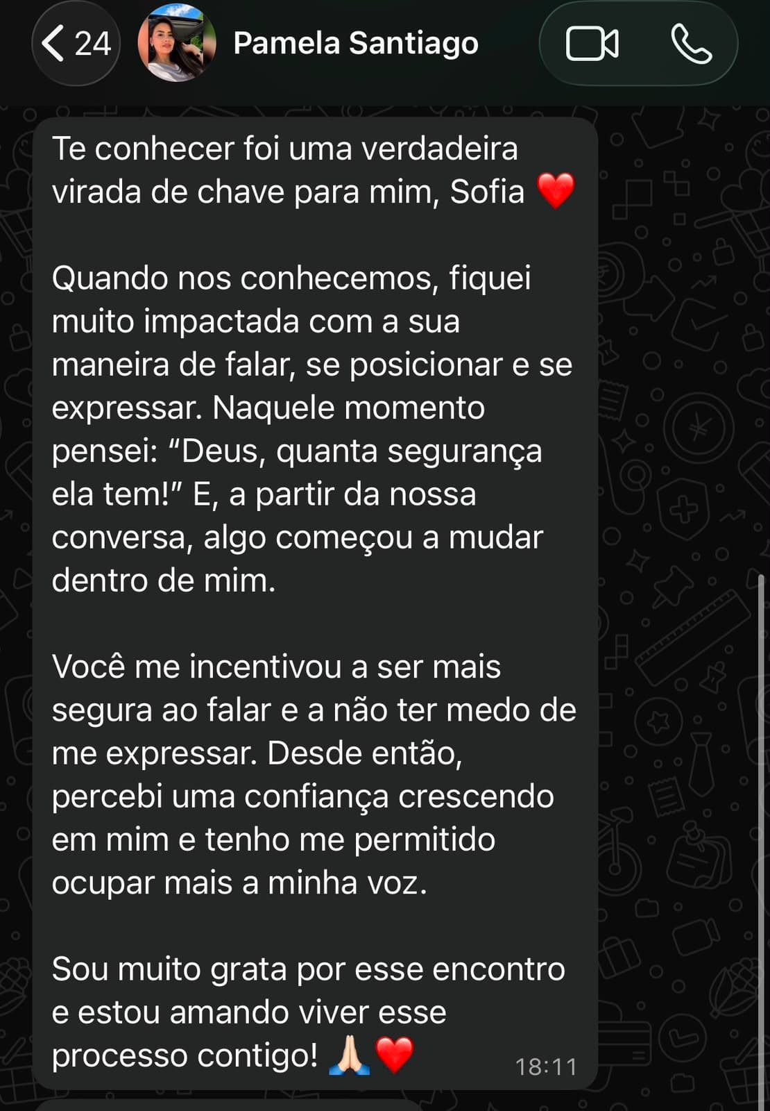 Print de conversa no WhatsApp de Pamela Santiago para Sofia: "Te conhecer foi uma verdadeira virada de chave para mim... Você me incentivou a ser mais segura ao falar e a não ter medo de me expressar. Desde então, percebi uma confiança crescendo em mim e tenho me permitido ocupar mais a minha voz."