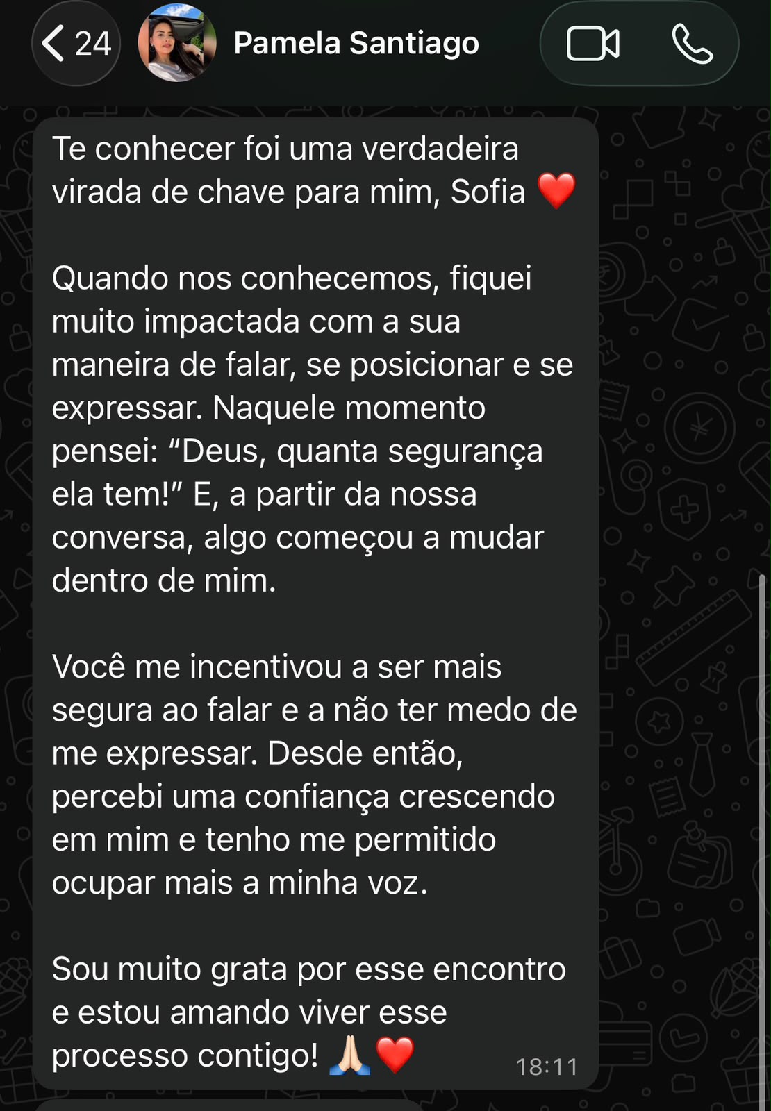 Print de conversa no WhatsApp de Pamela Santiago para Sofia: "Te conhecer foi uma verdadeira virada de chave para mim... Você me incentivou a ser mais segura ao falar e a não ter medo de me expressar. Desde então, percebi uma confiança crescendo em mim e tenho me permitido ocupar mais a minha voz."